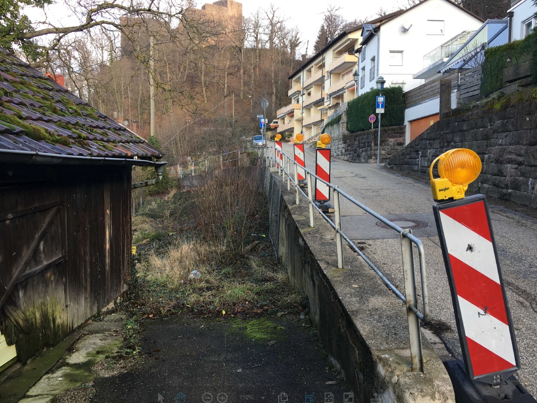 Neue Baustelle in Ebersteinburg – Stadt saniert Stützmauer in Rosenstraße